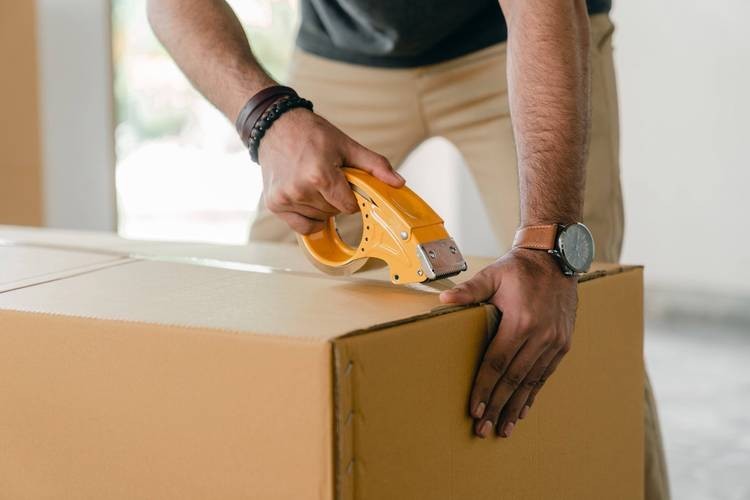 Carton packing station